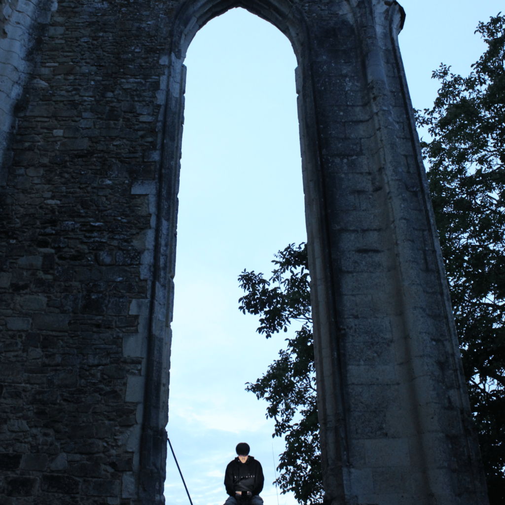 Arthur assis sur un mur